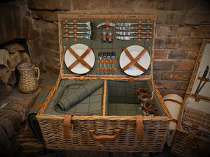 SALE SALE SALE Traditional 4 Person fitted Hamper